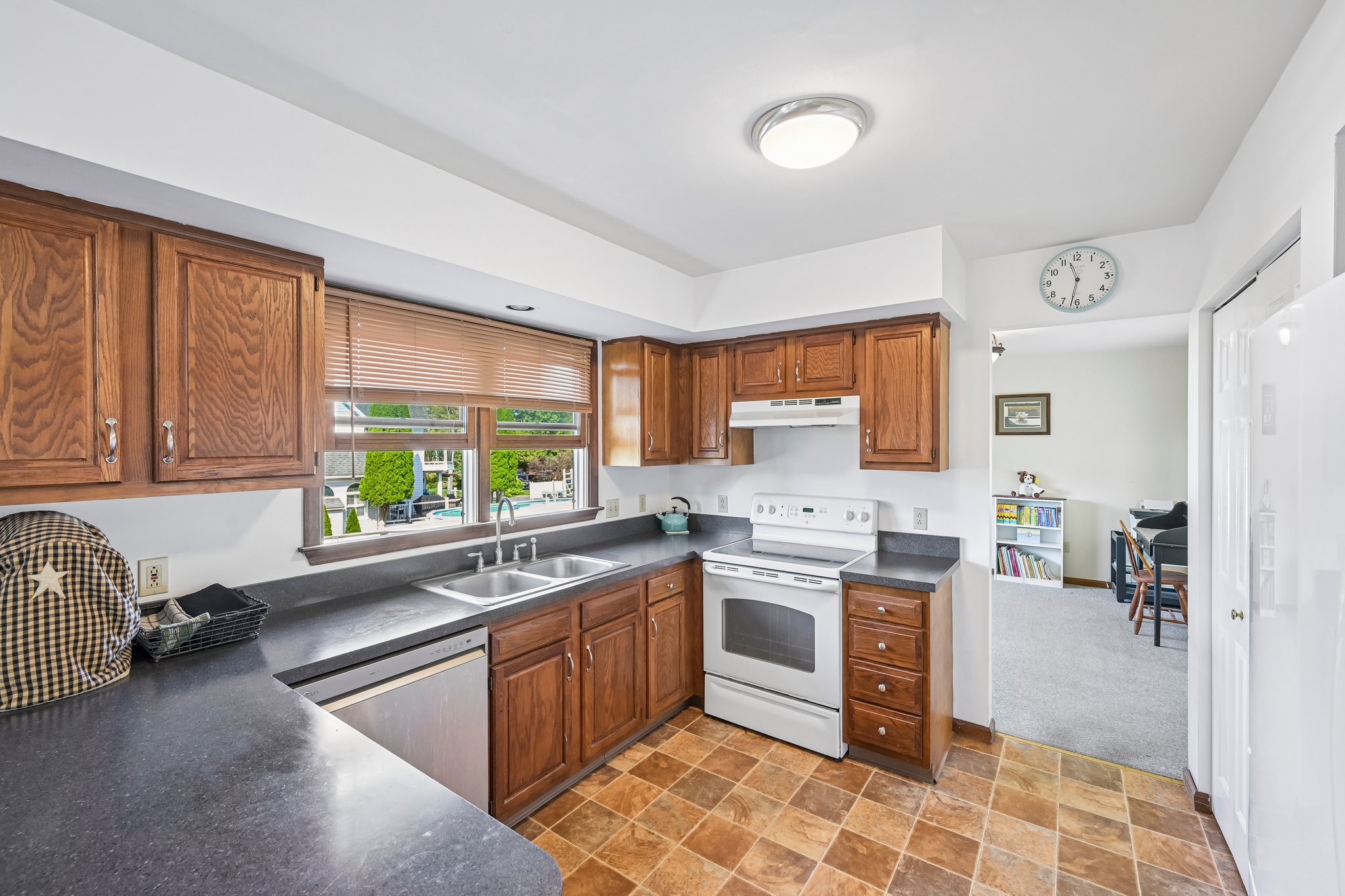 Maplewood Dr-S0310-019.jpg