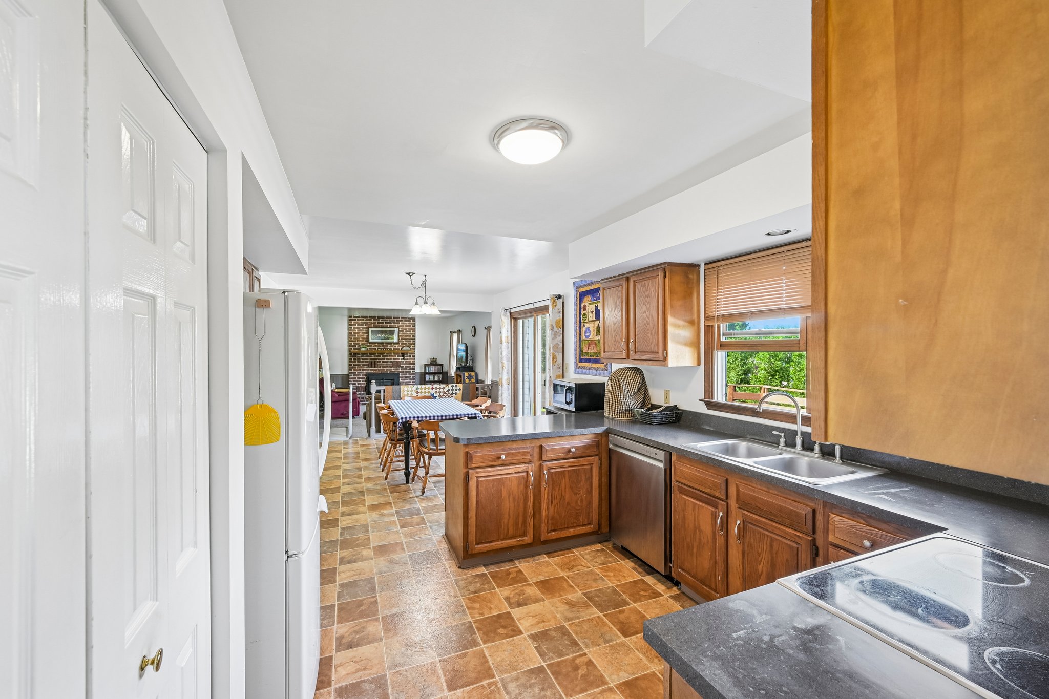 Maplewood Dr-S0310-023.jpg