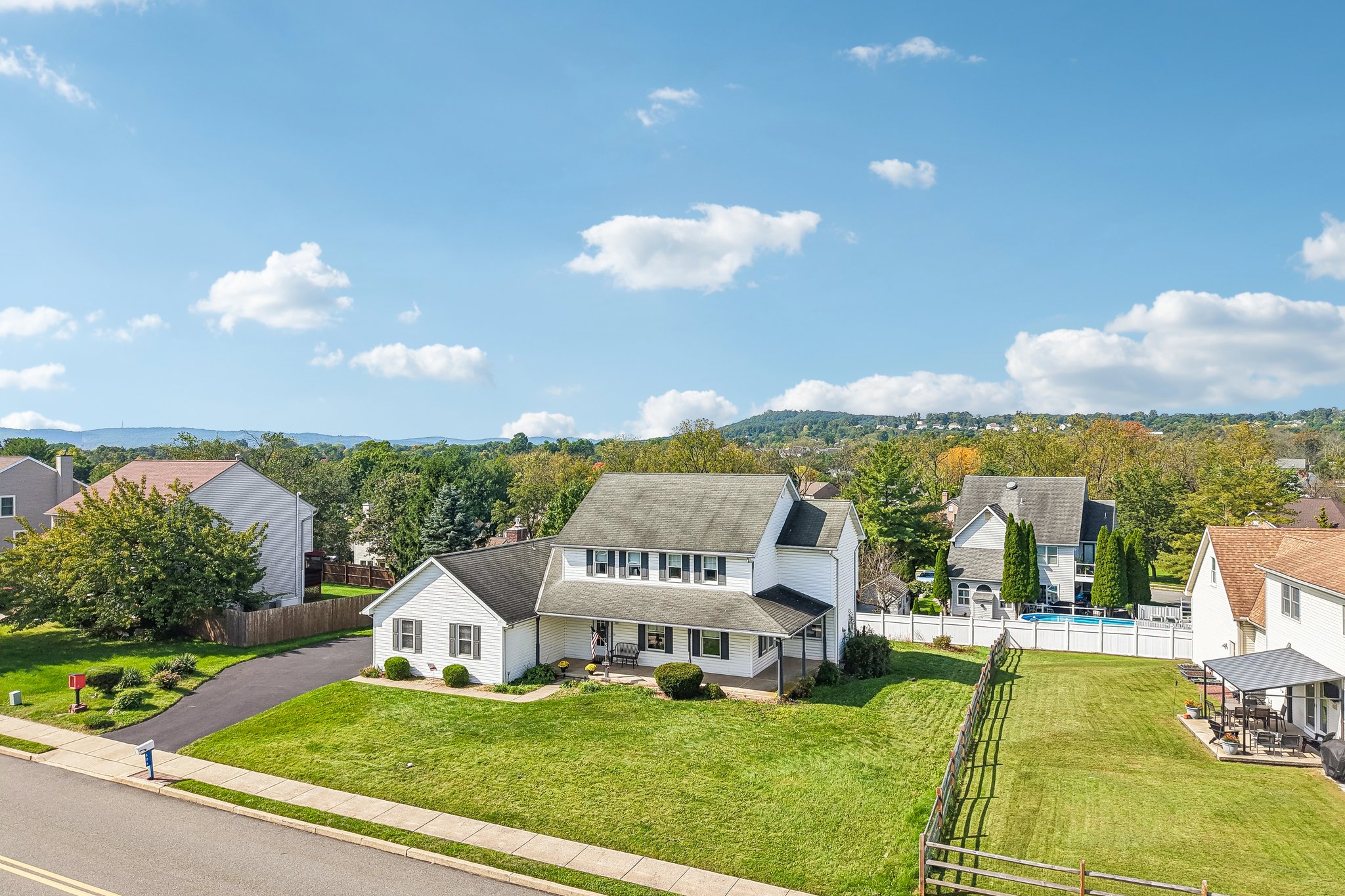 Maplewood Dr-S0310-073.jpg