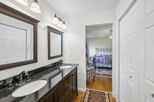 Maplewood Dr-S0310-050.jpg