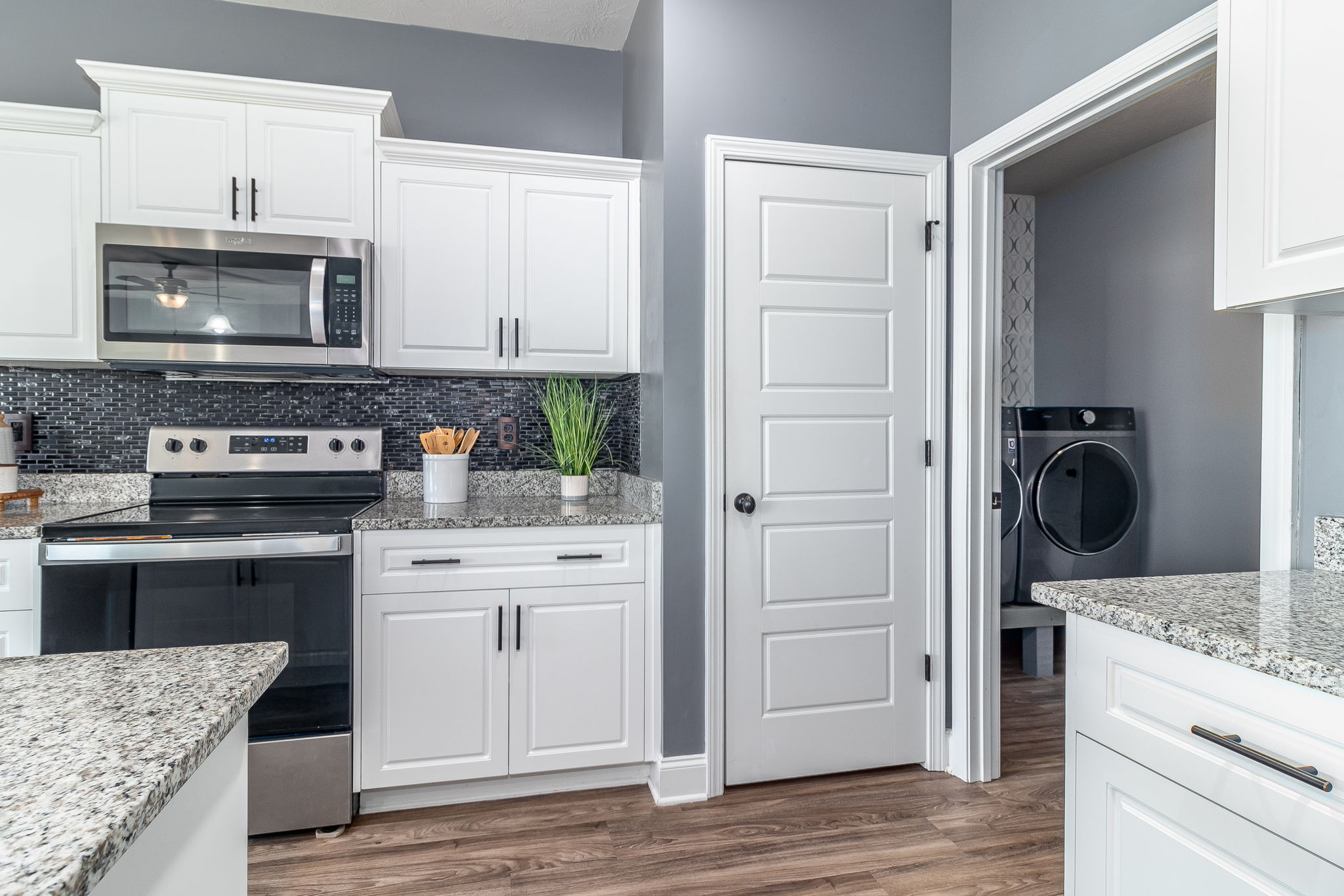 Kitchen/Laundry Room