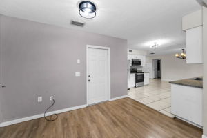 Kitchen Eat-in Area1