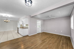Kitchen Eat-in Area3