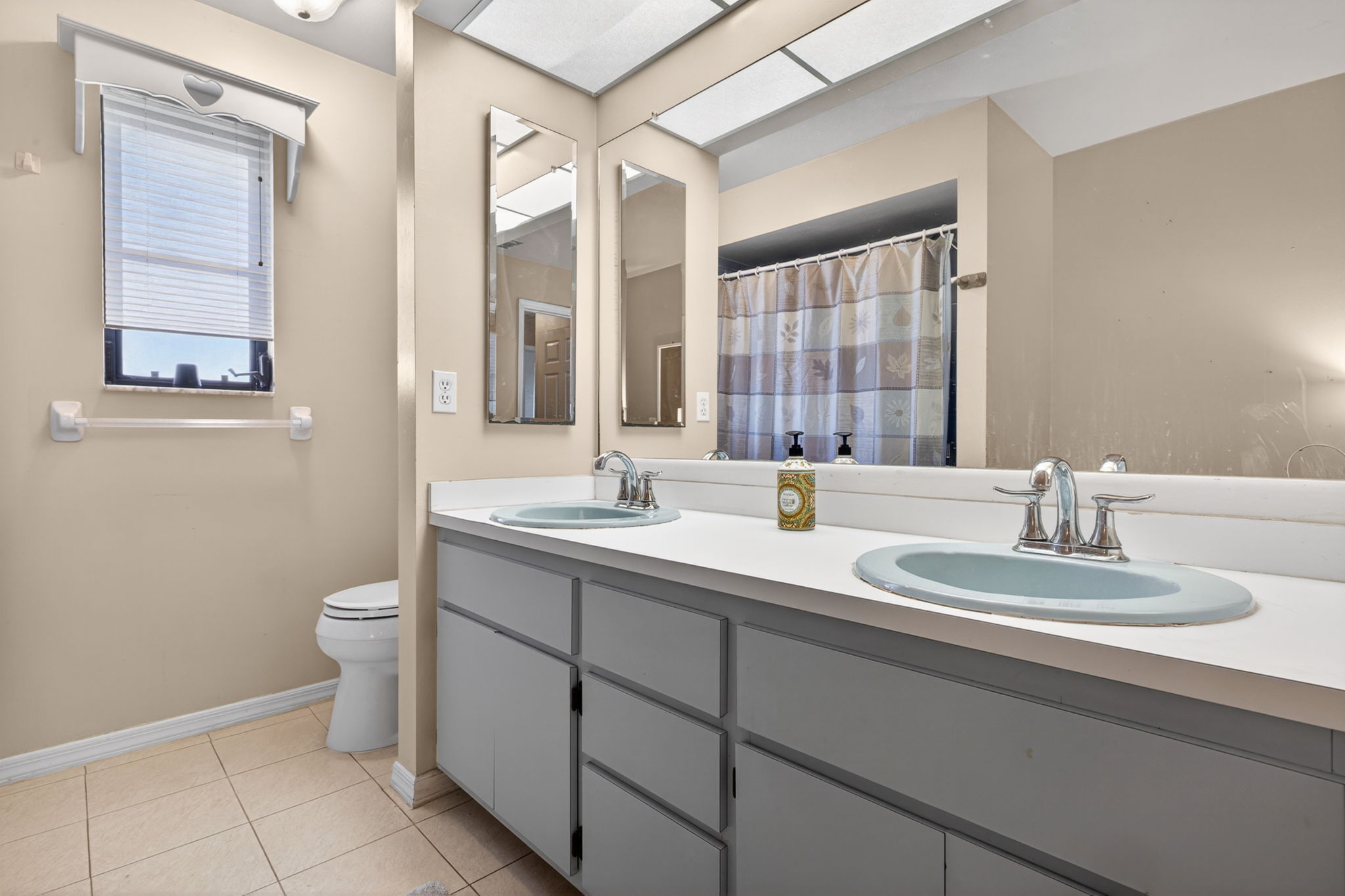 Guest Bathroom 1