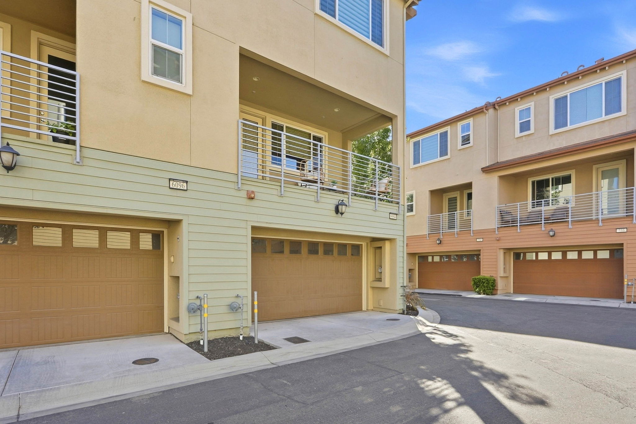 044_F8_6094 Charlotte Dr