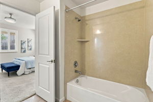 027_F8_6094 Charlotte Dr