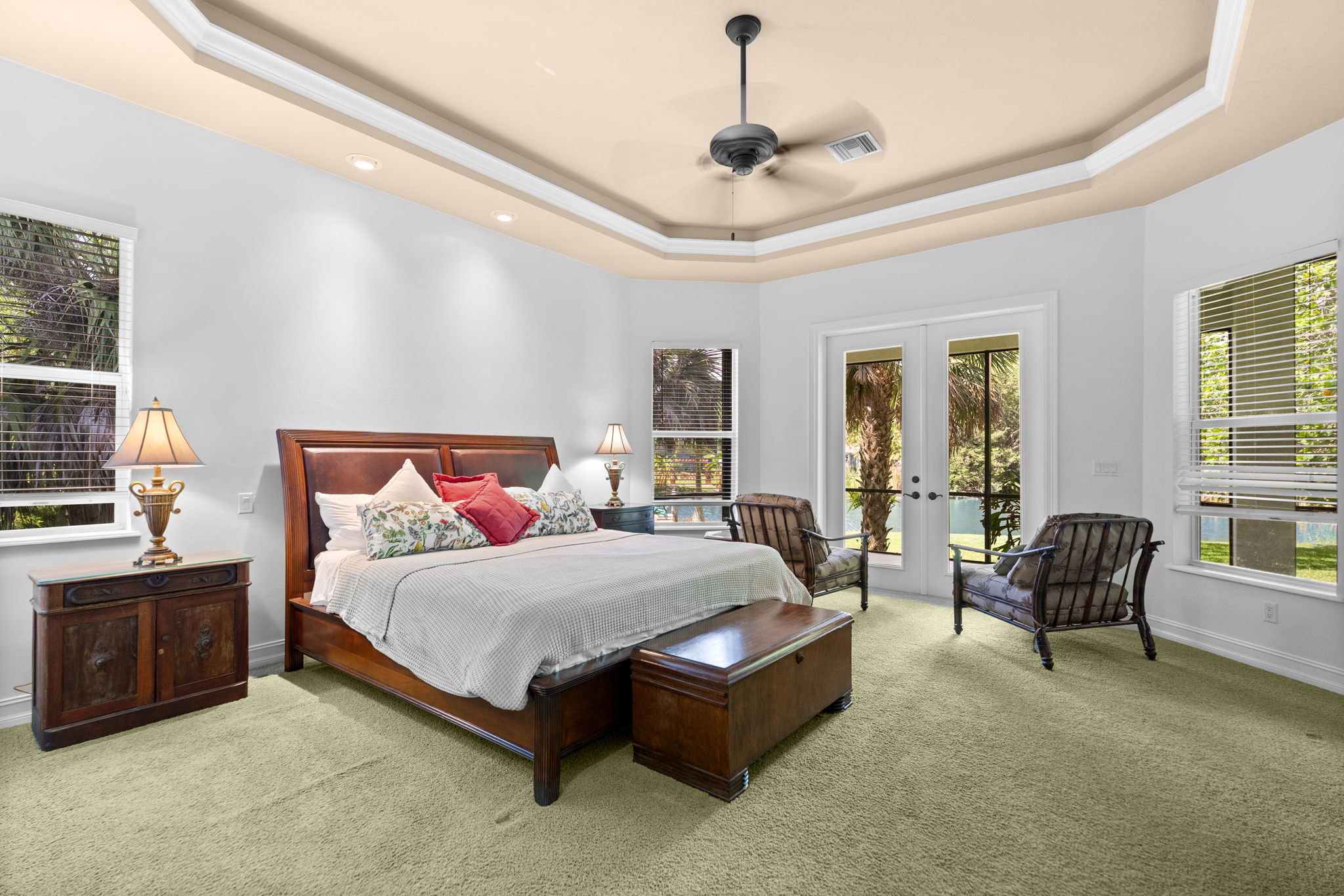 Exapnsive Master - Sitting area overlake