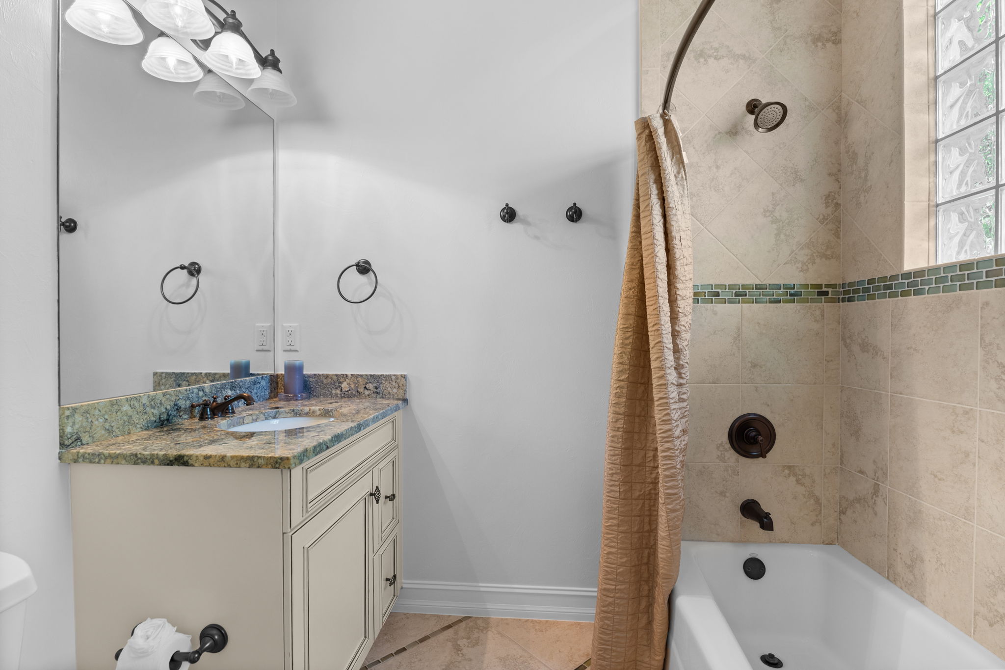3rd bedroom private bath