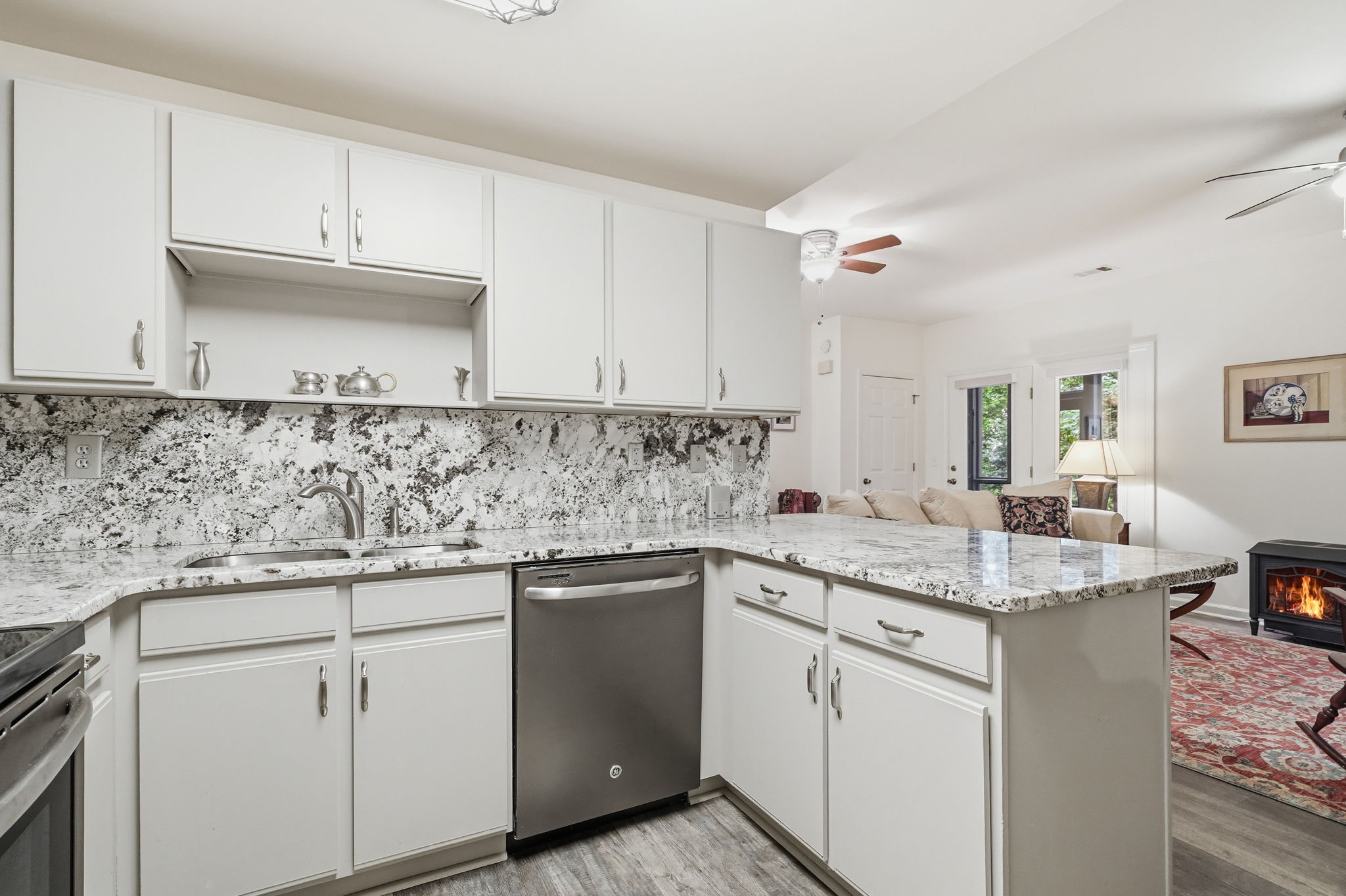 Full kitchen on terrace level