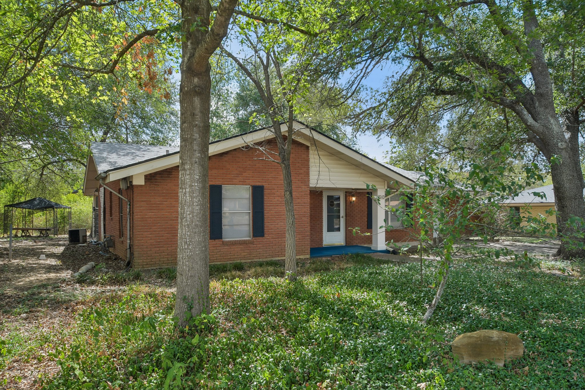 Mogonye Ln-S1209-002.jpg