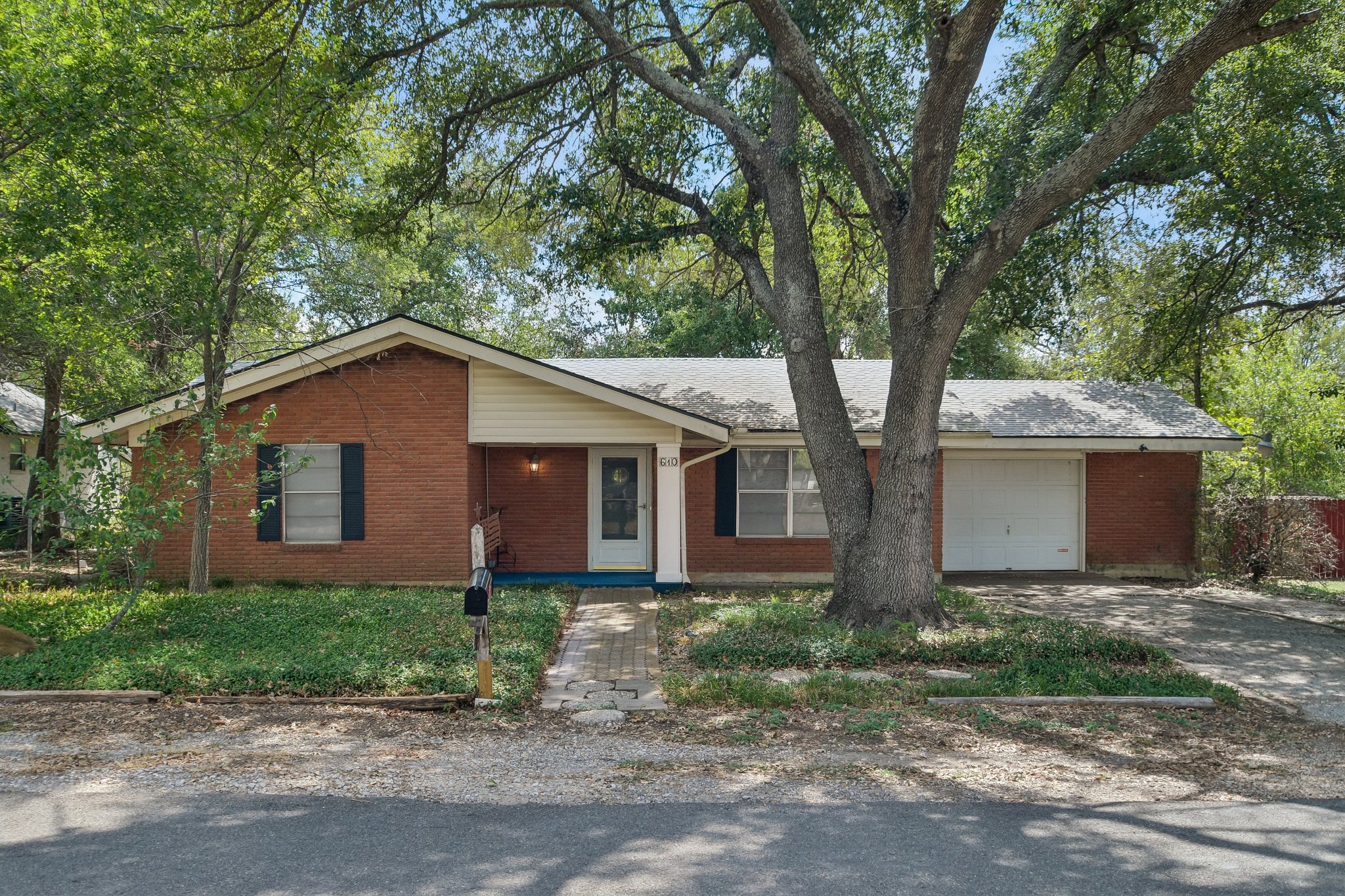 Mogonye Ln-S1209-003.jpg