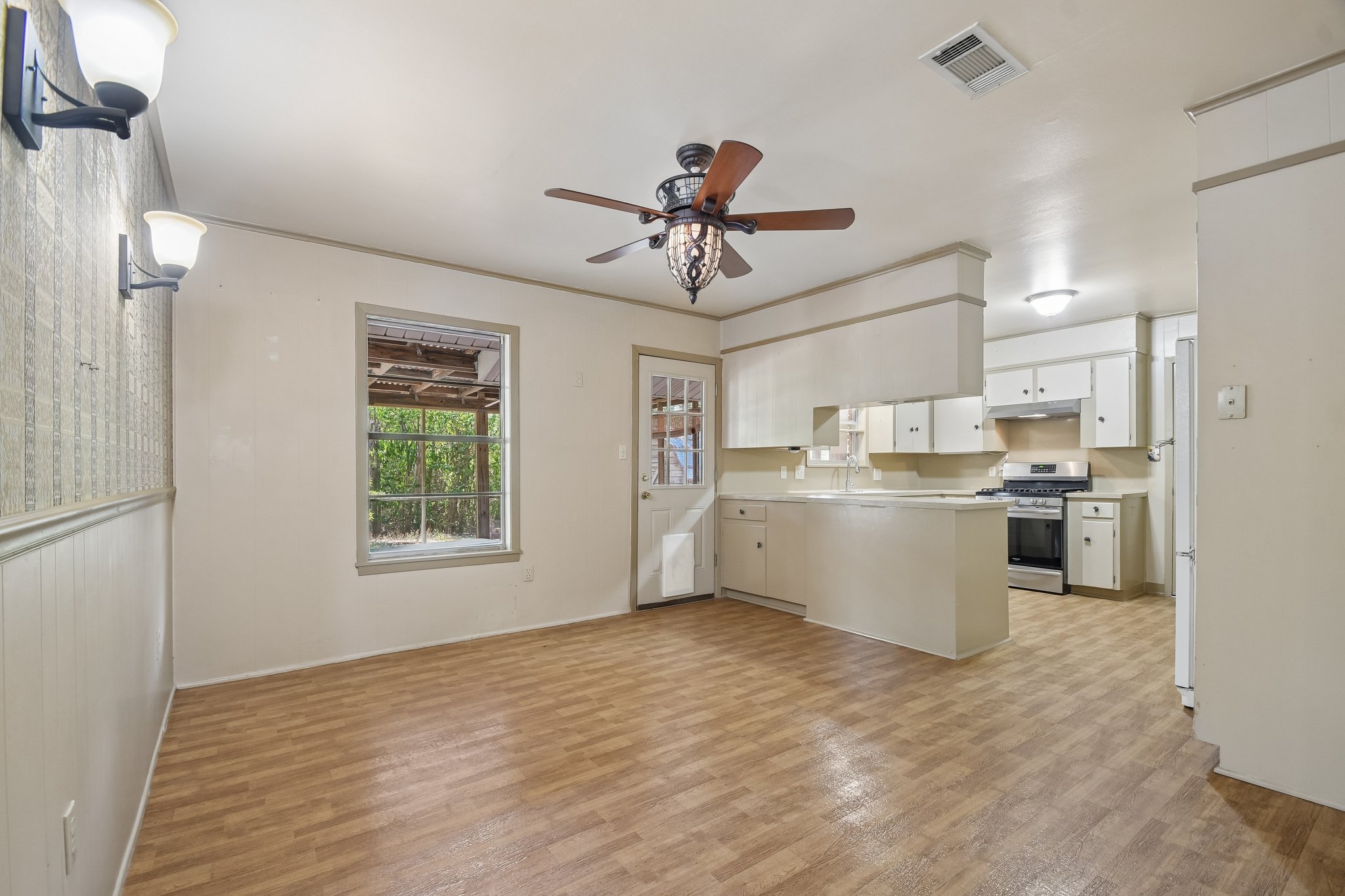 Mogonye Ln-S1209-009.jpg