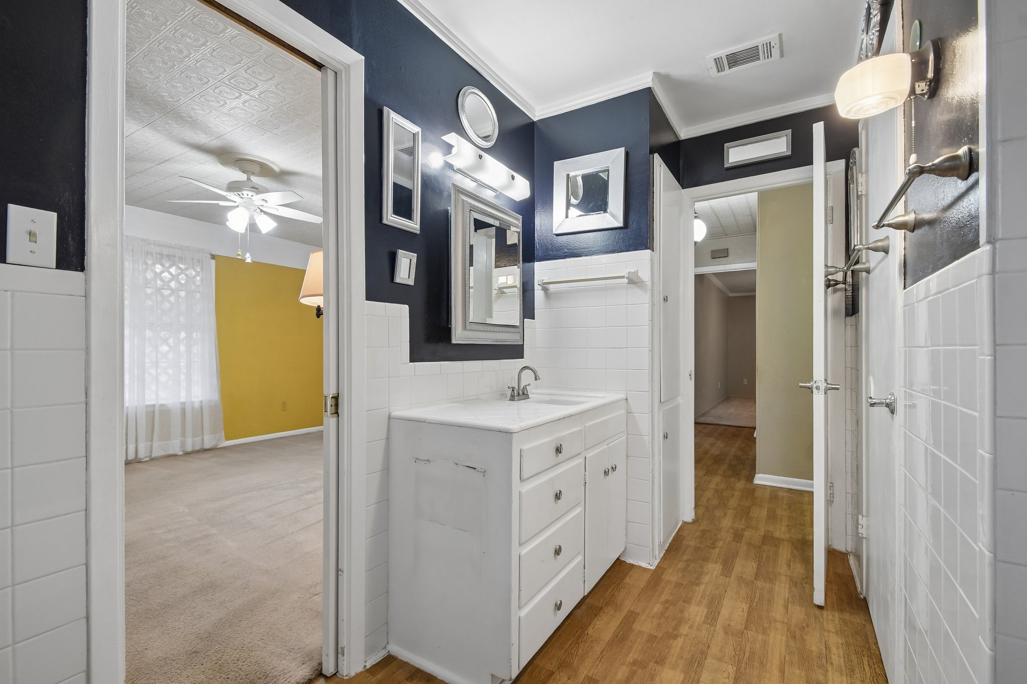 Mogonye Ln-S1209-026.jpg