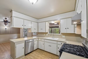 Mogonye Ln-S1209-007.jpg