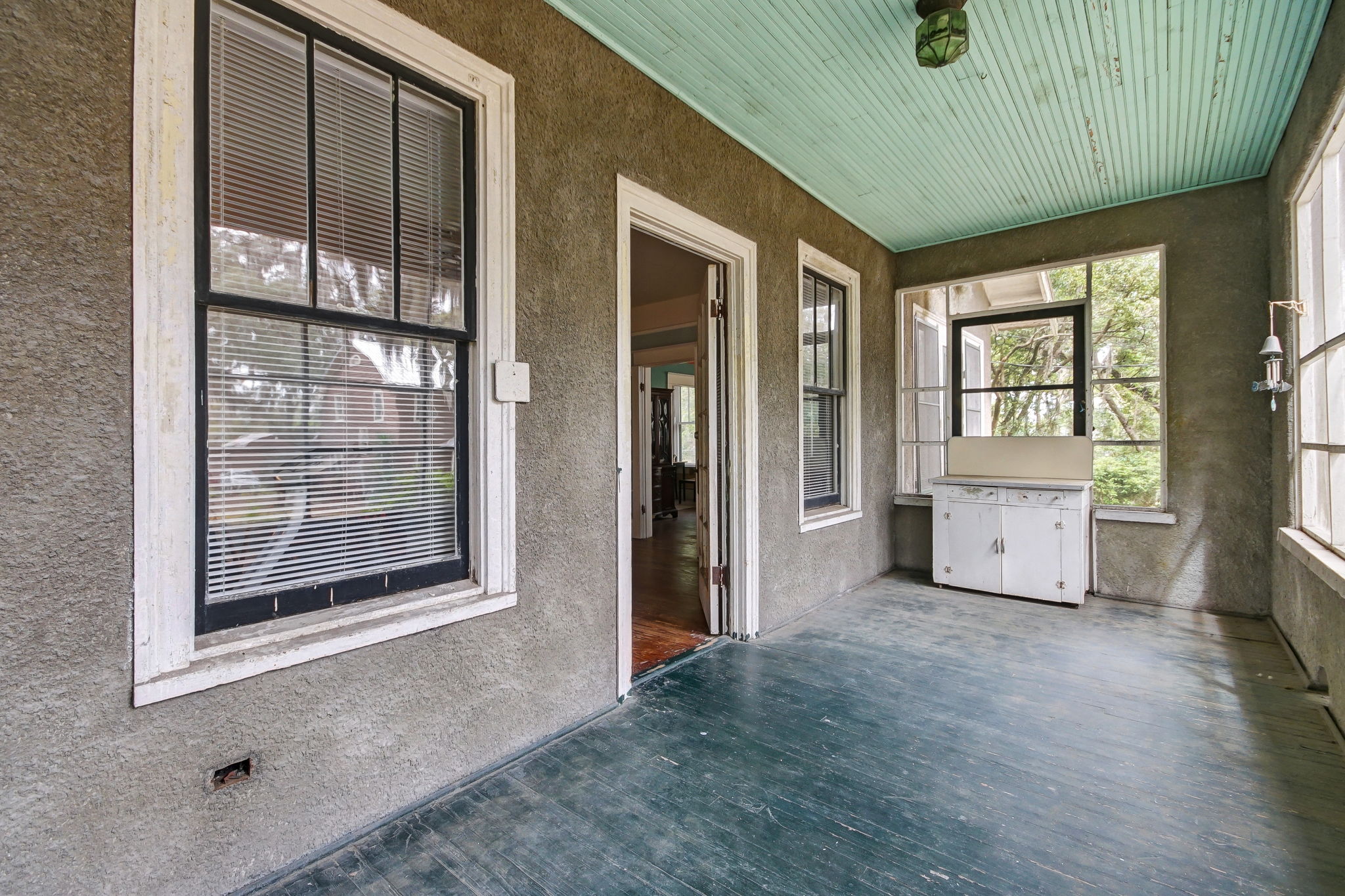 Front Porch/Entrance