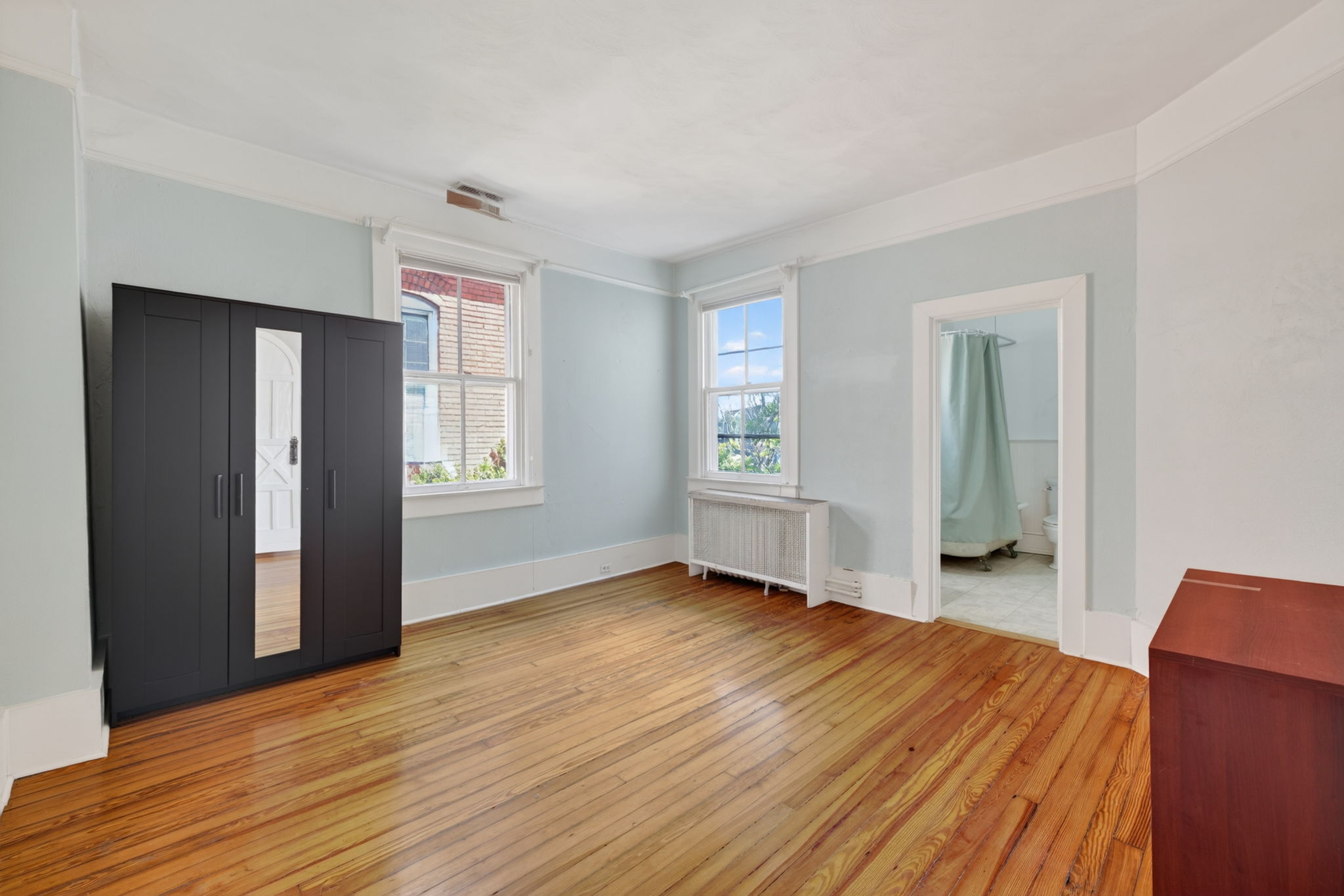 2nd bedroom-middle- with jack and jill bath access