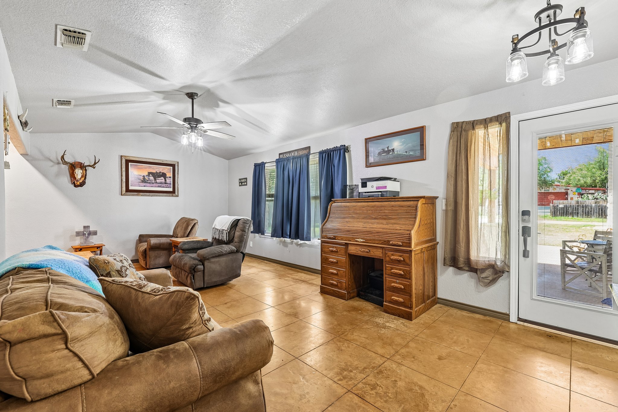Magnolia Ln-S2207-009.jpg