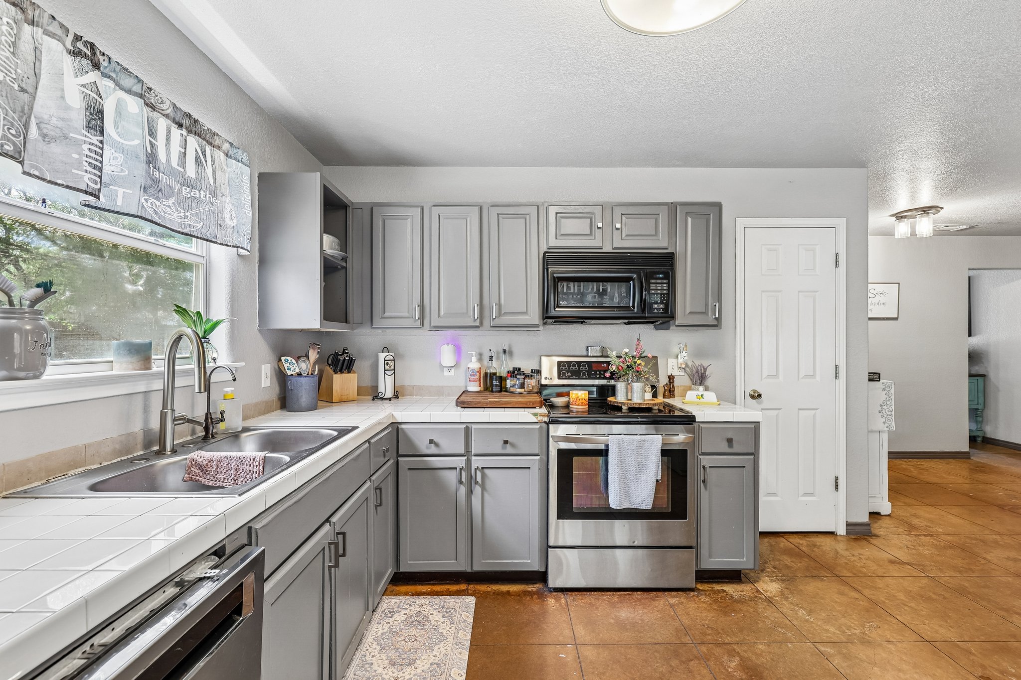 Magnolia Ln-S2207-022.jpg