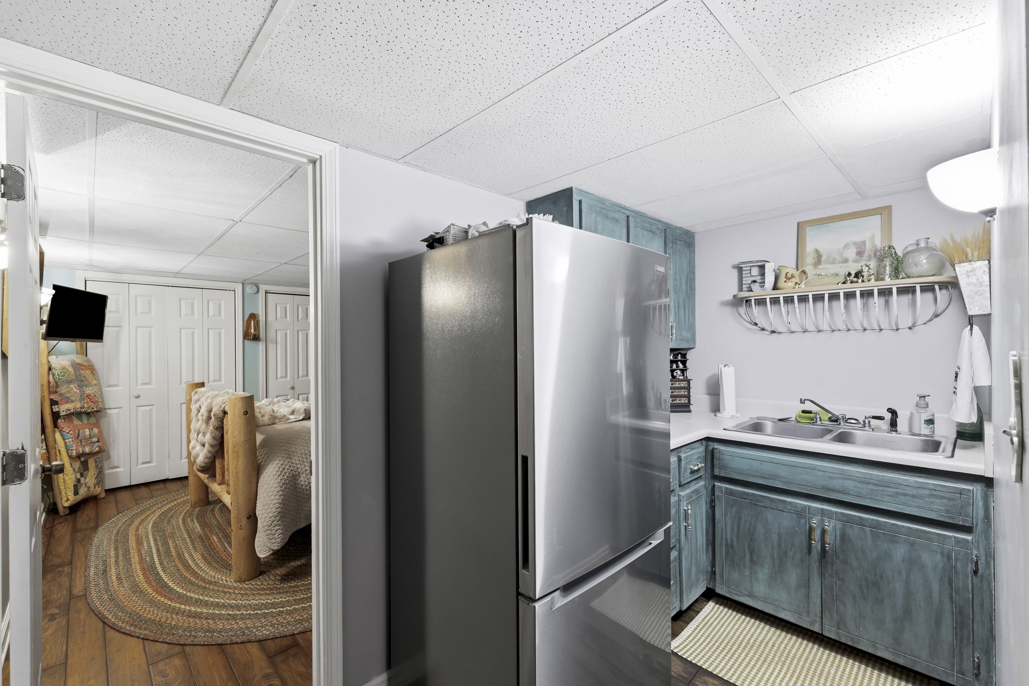 611 Finished Basement kitchenette