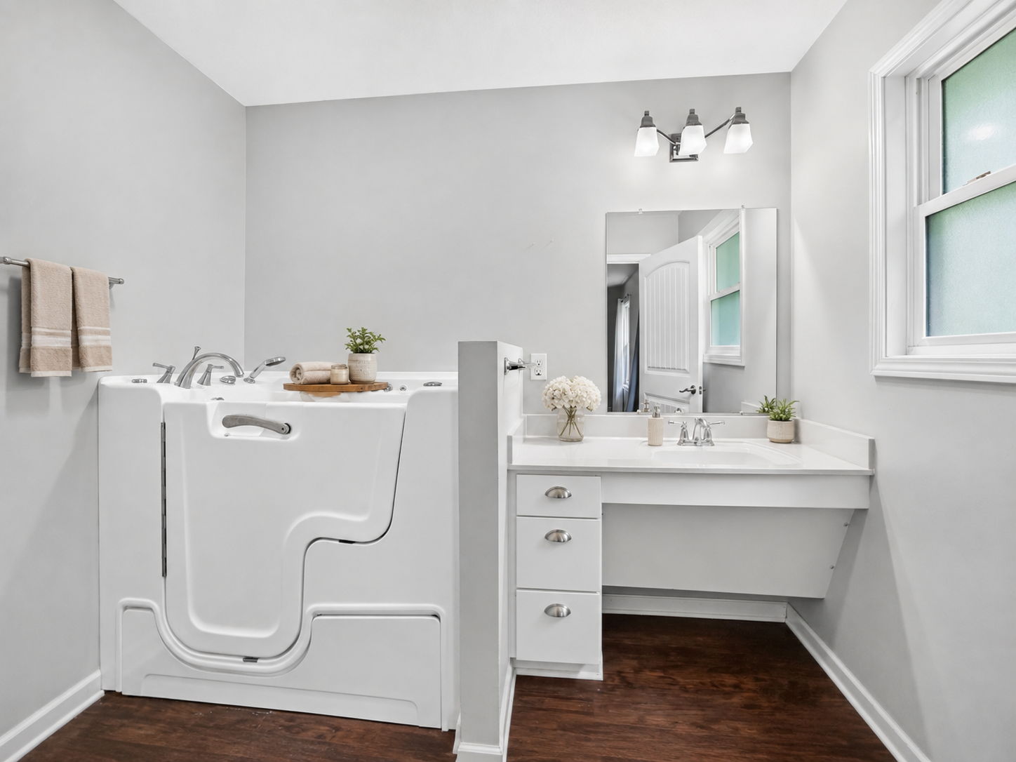 613 Primary Bathroom - walk in tub!