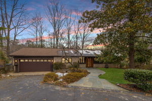 Lake Bacroft - Waterfront Contemporary - 3 BR + Den, 3 BA