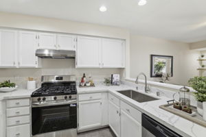 Kitchen with quartz countertop