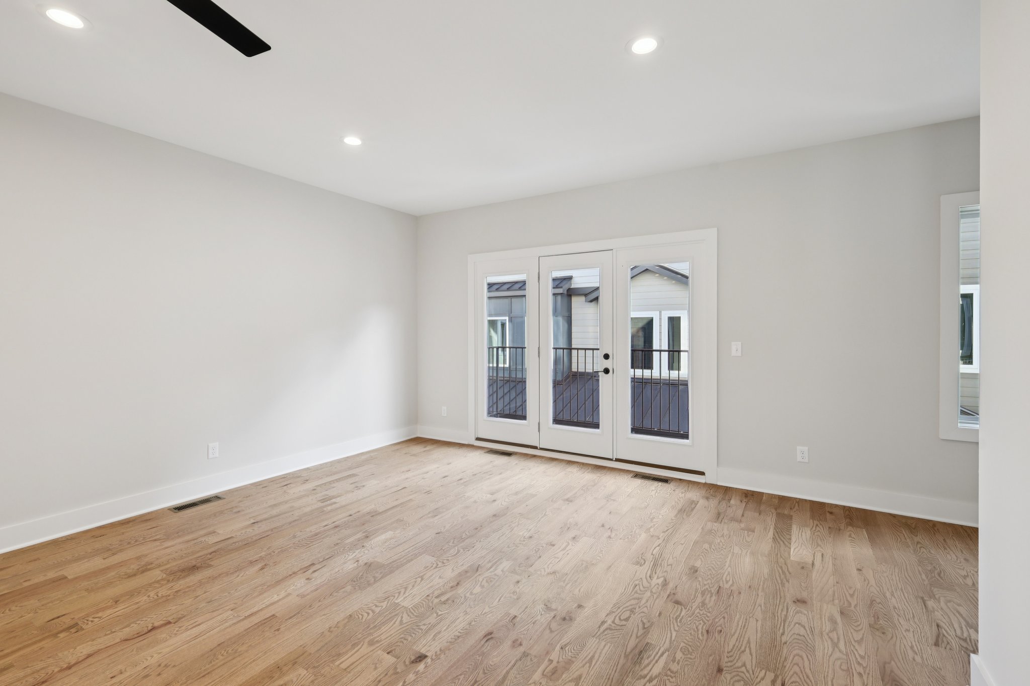 6124 Robertson Ave-S1511-011.jpg