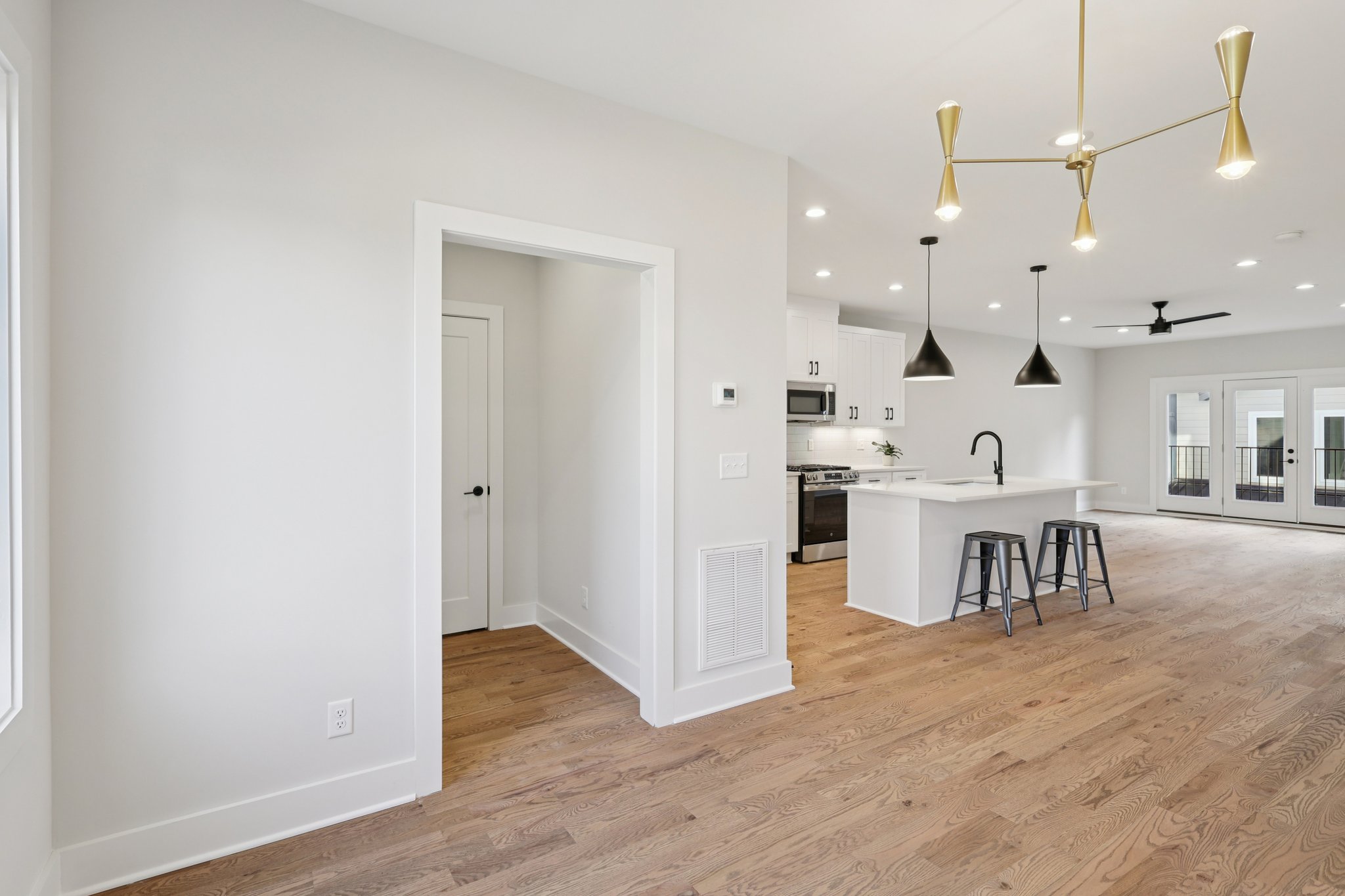 6124 Robertson Ave-S1511-018.jpg