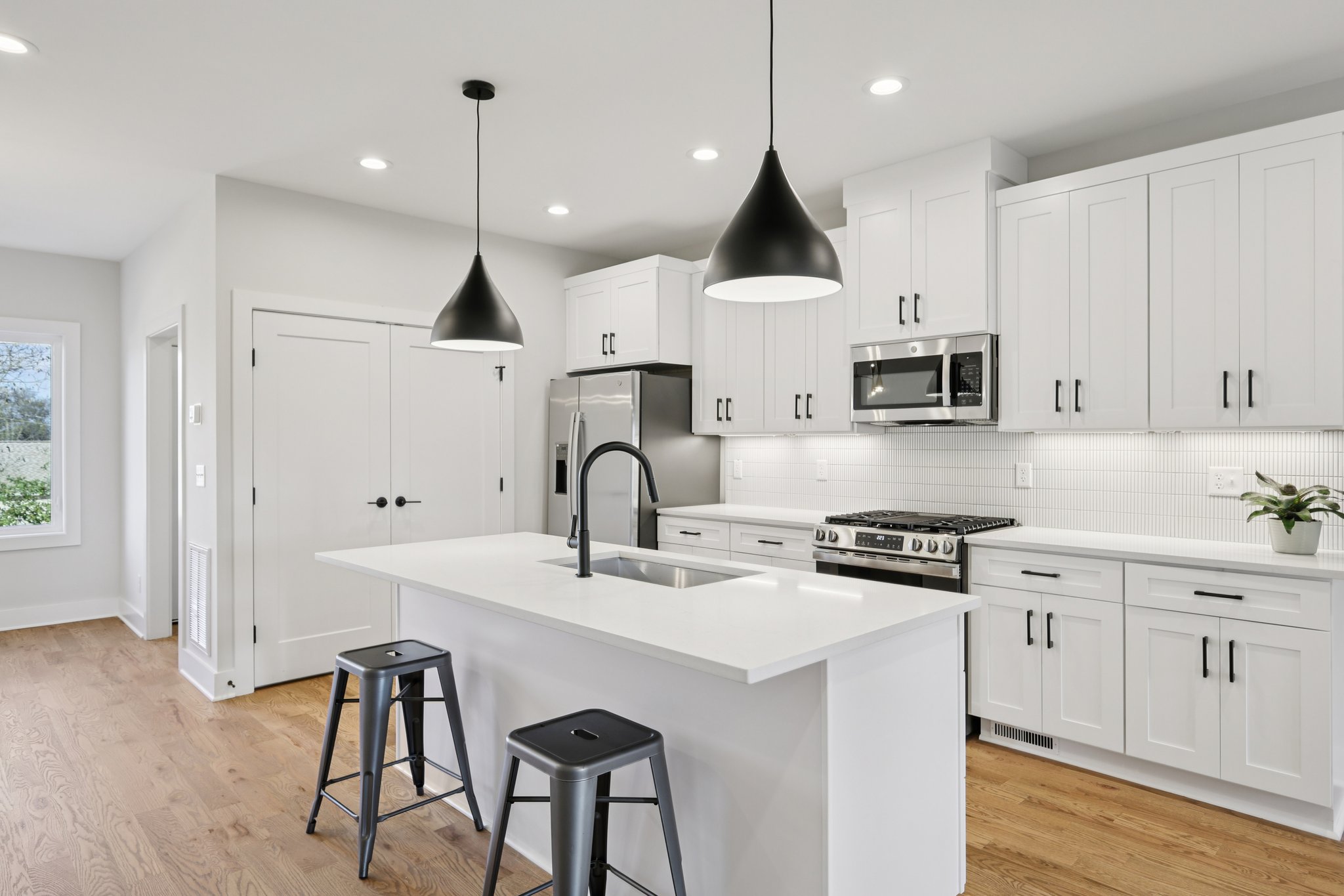 6124 Robertson Ave-S1511-022.jpg