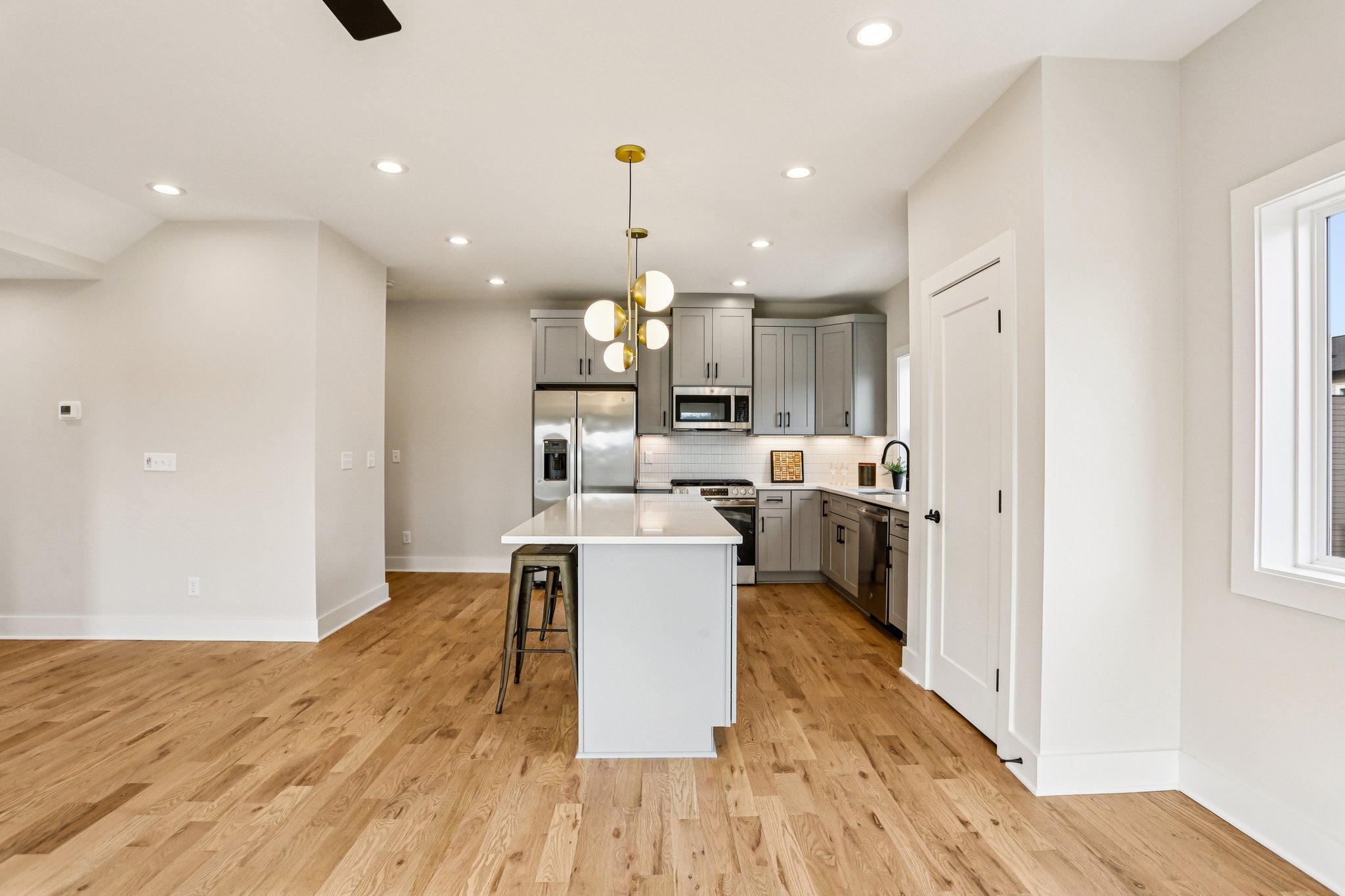 Robertson Ave-S2011-011.jpg