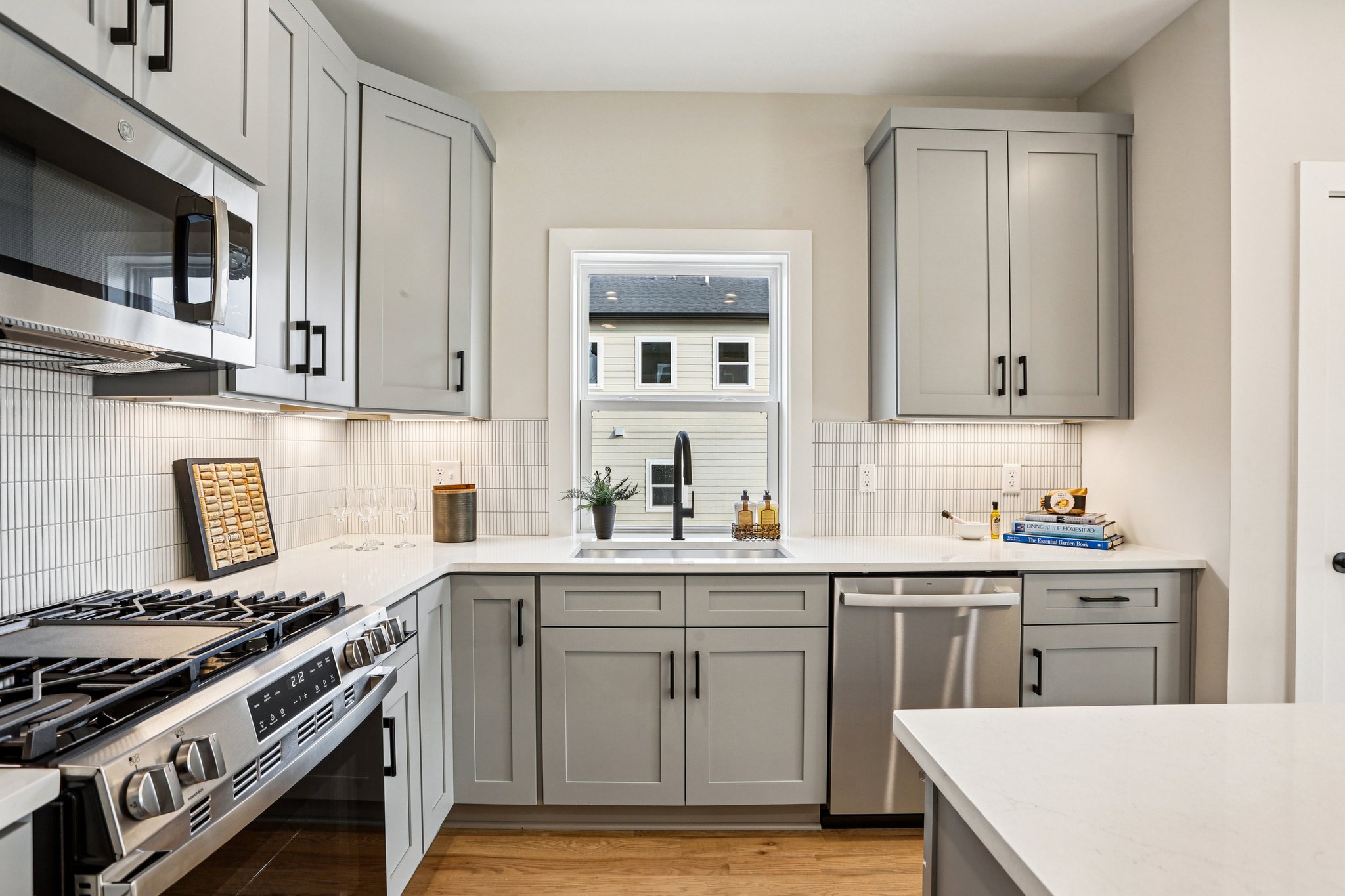 Robertson Ave-S2011-014.jpg