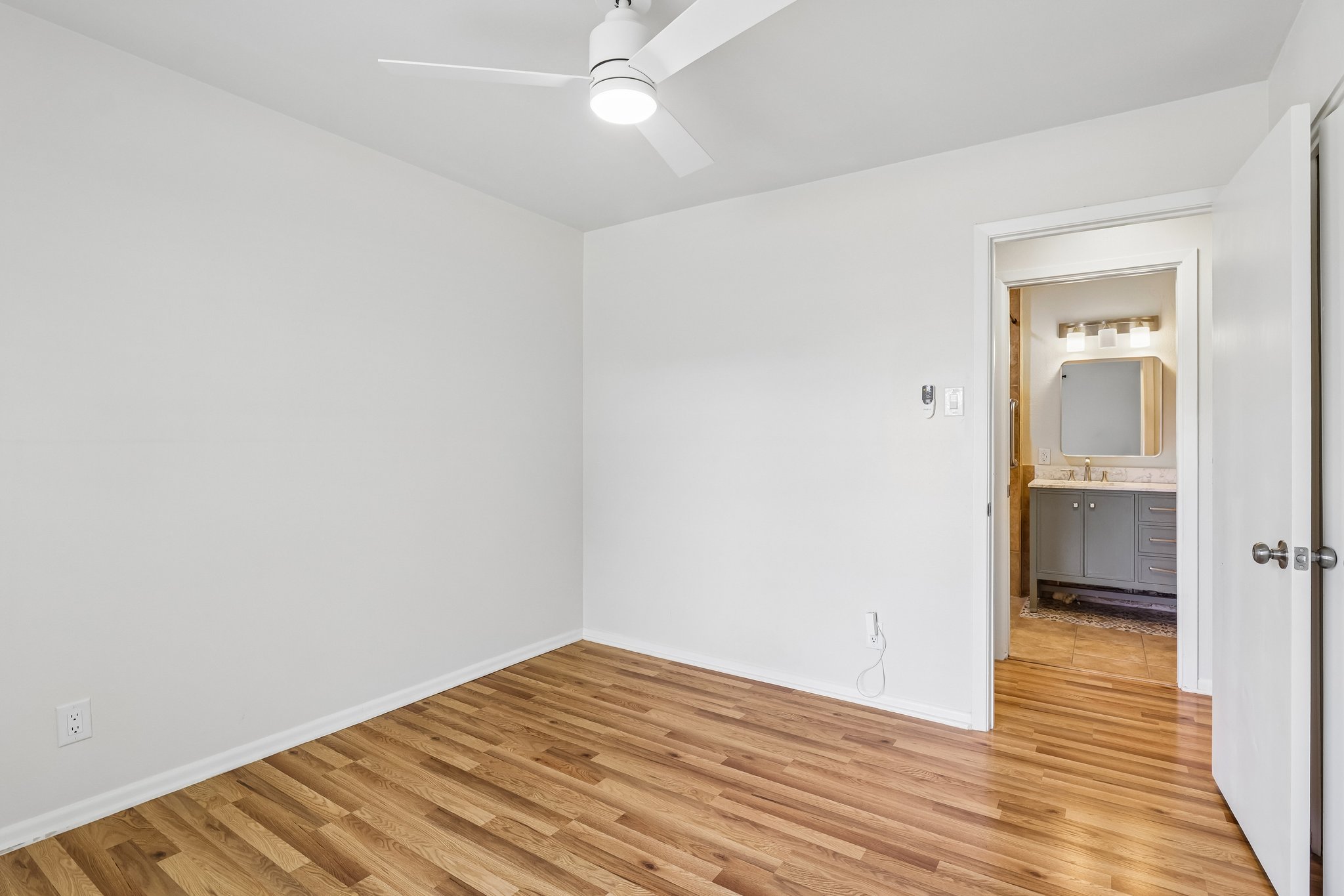 Coronet St-S1505-023.jpg