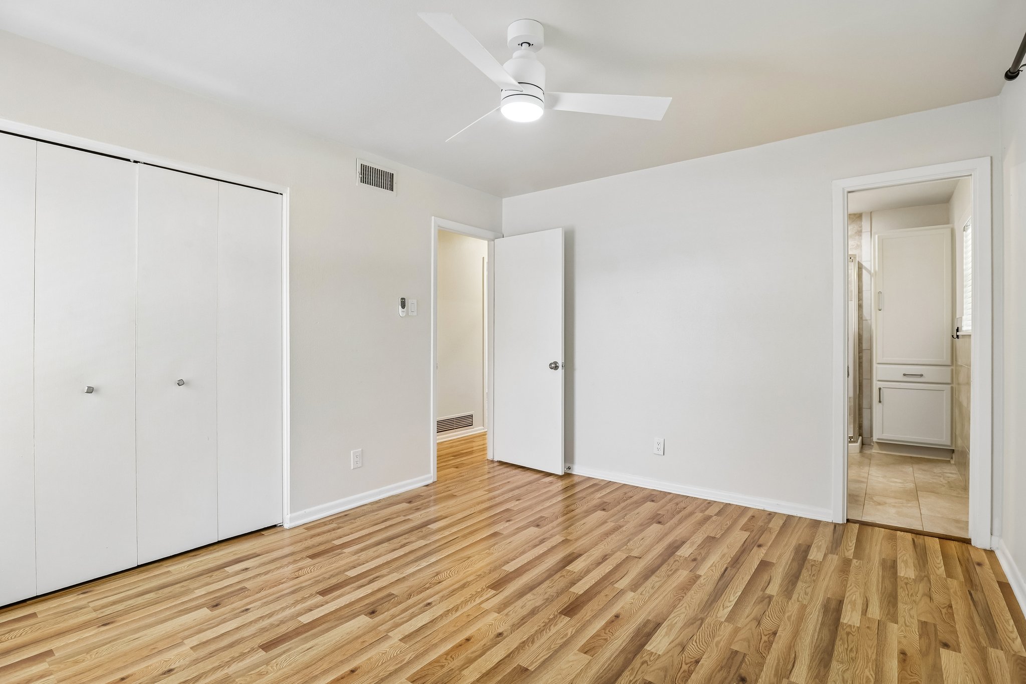 Coronet St-S1505-030.jpg