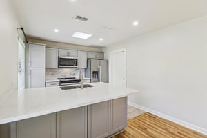 Coronet St-S1505-017.jpg