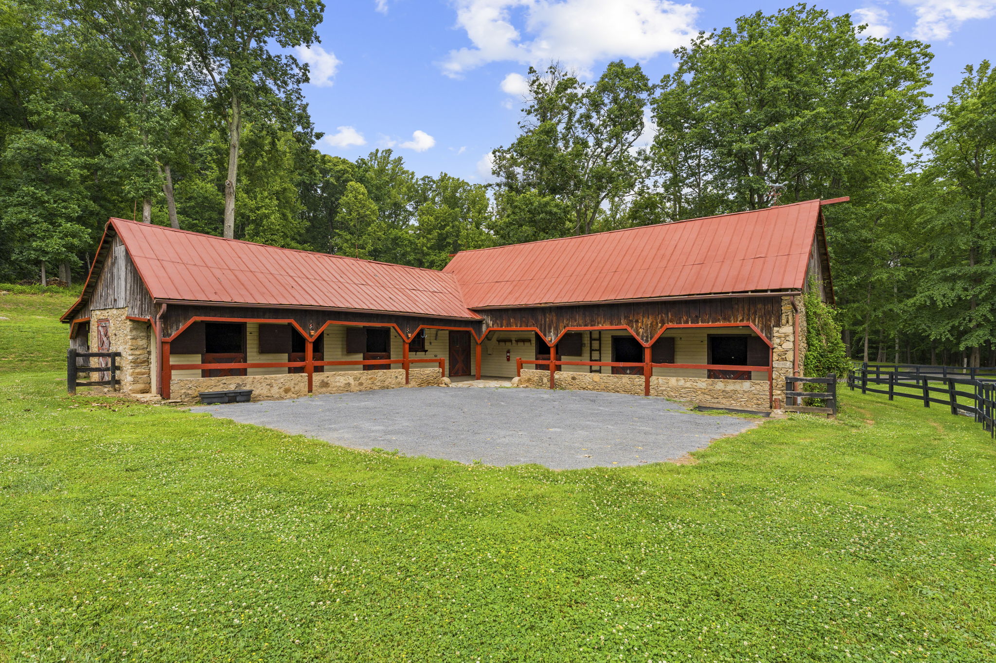 6 Stall Stone Stable with Tack Room & Hayloft