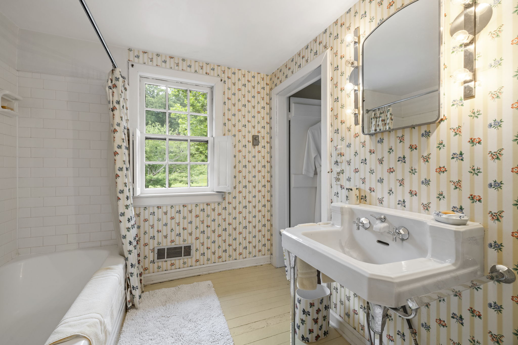 Guest Bedroom/Bath