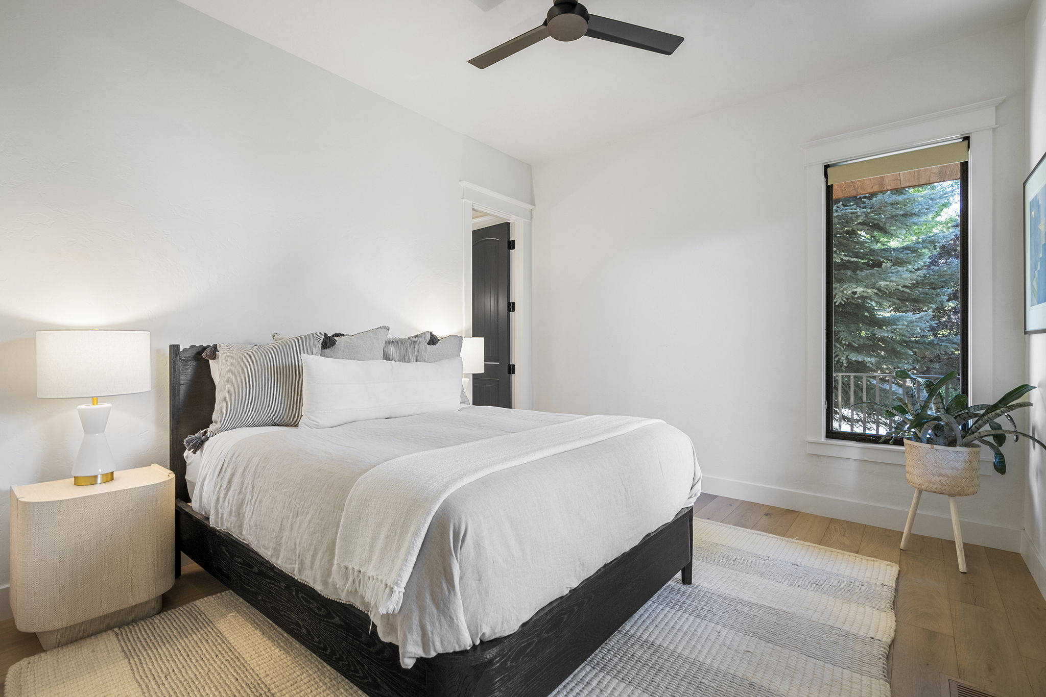 Guest room on main level with en suite bath
