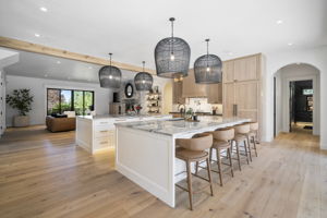 Easy seating for 8 around the islands