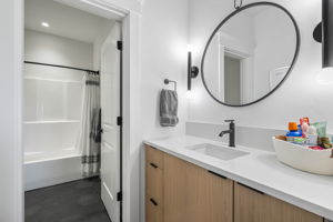 En Suite bath to guest room