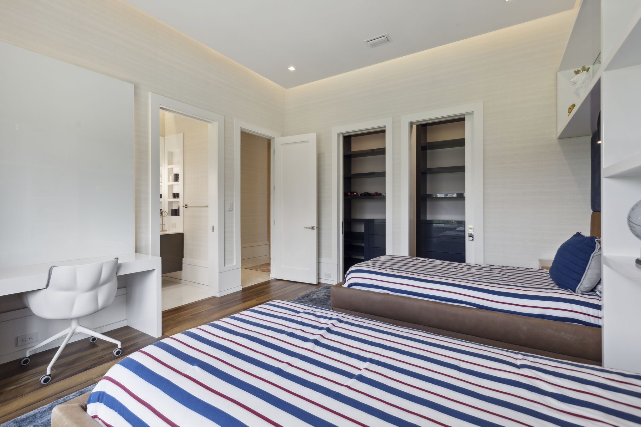 43_6149 grosvenor shore dr-43