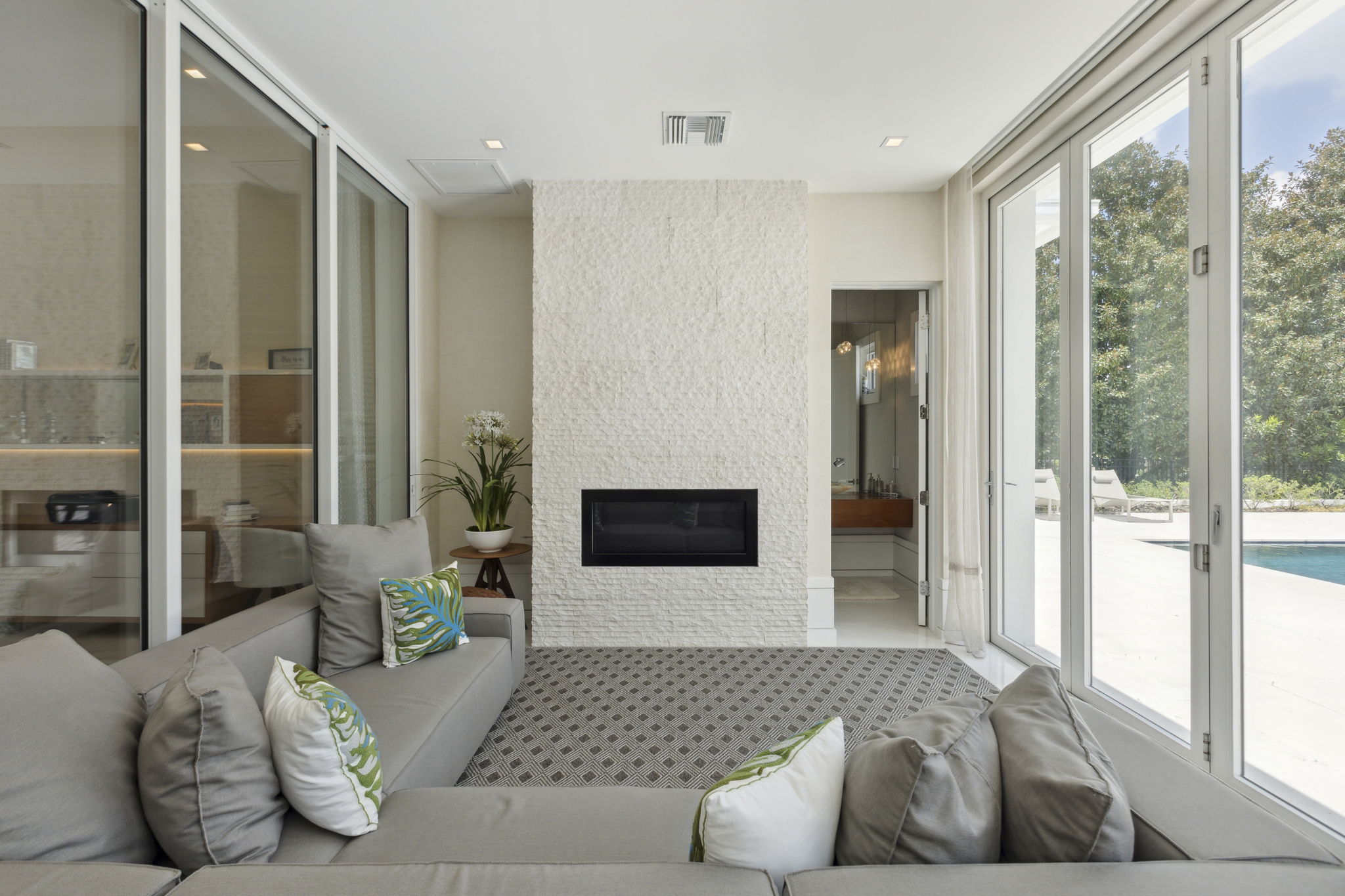 18_6149 grosvenor shore dr-18