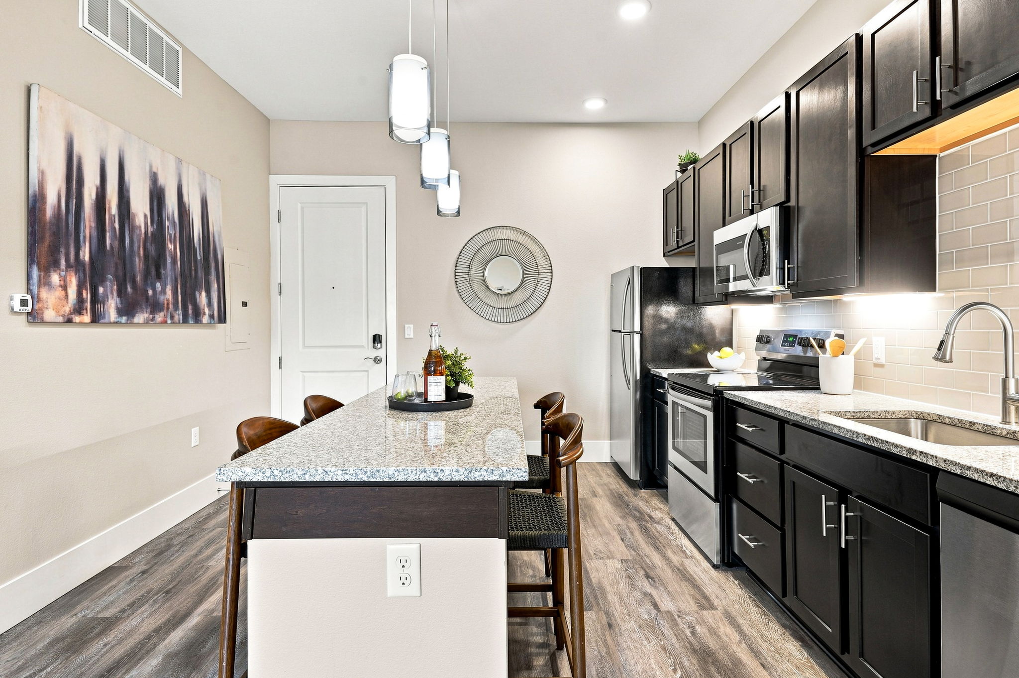 Seating for 4 around kitchen island