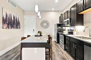 Seating for 4 around kitchen island
