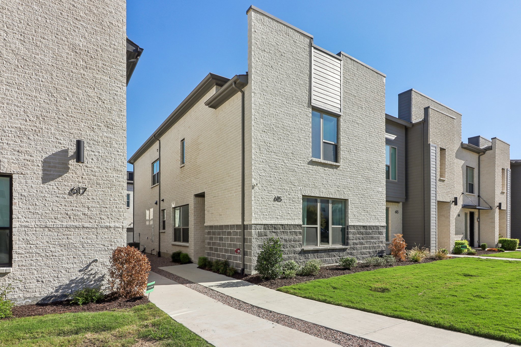 Arapaho Dr-002.jpg