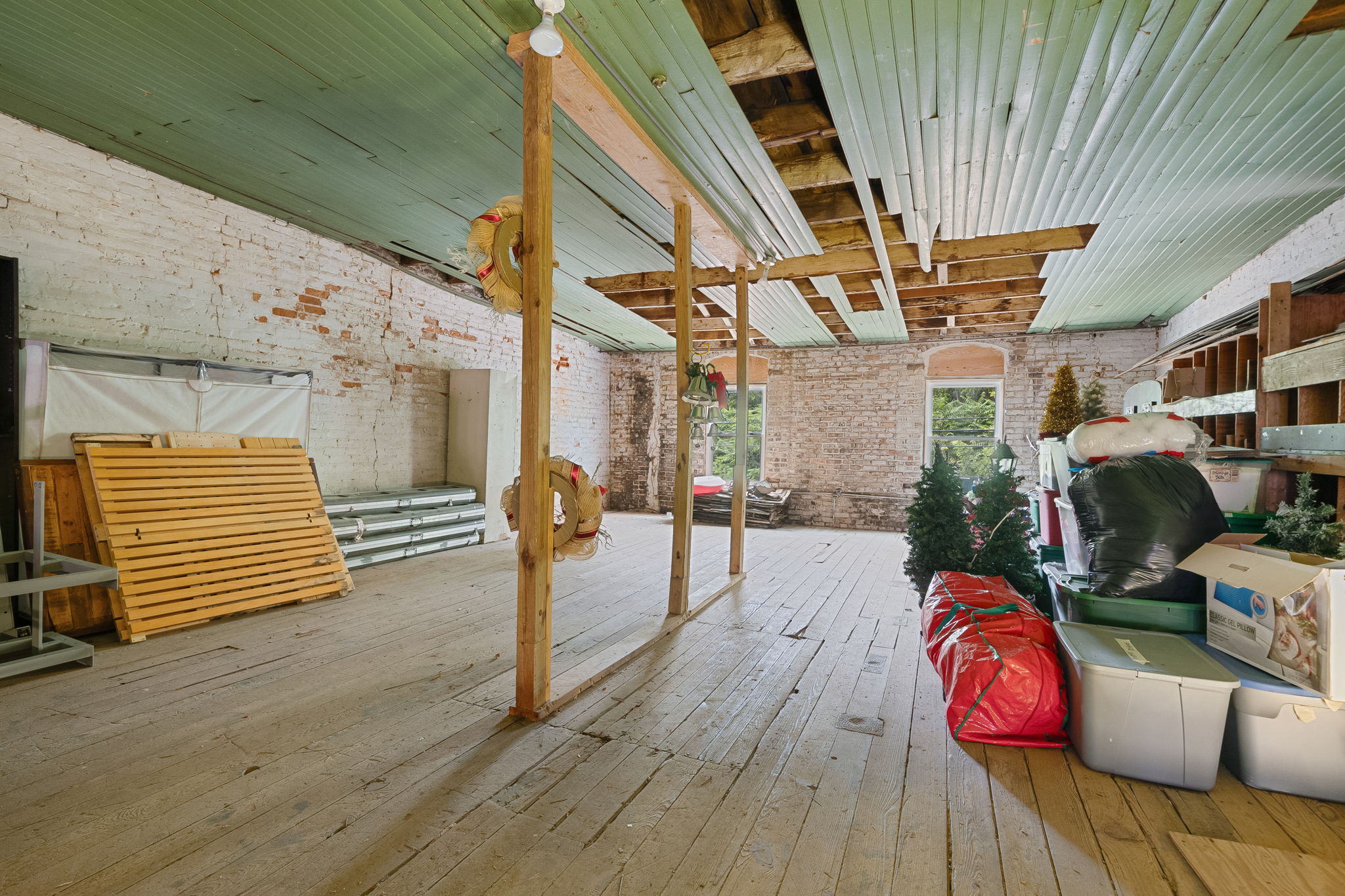 upstaris storage or 2nd living space