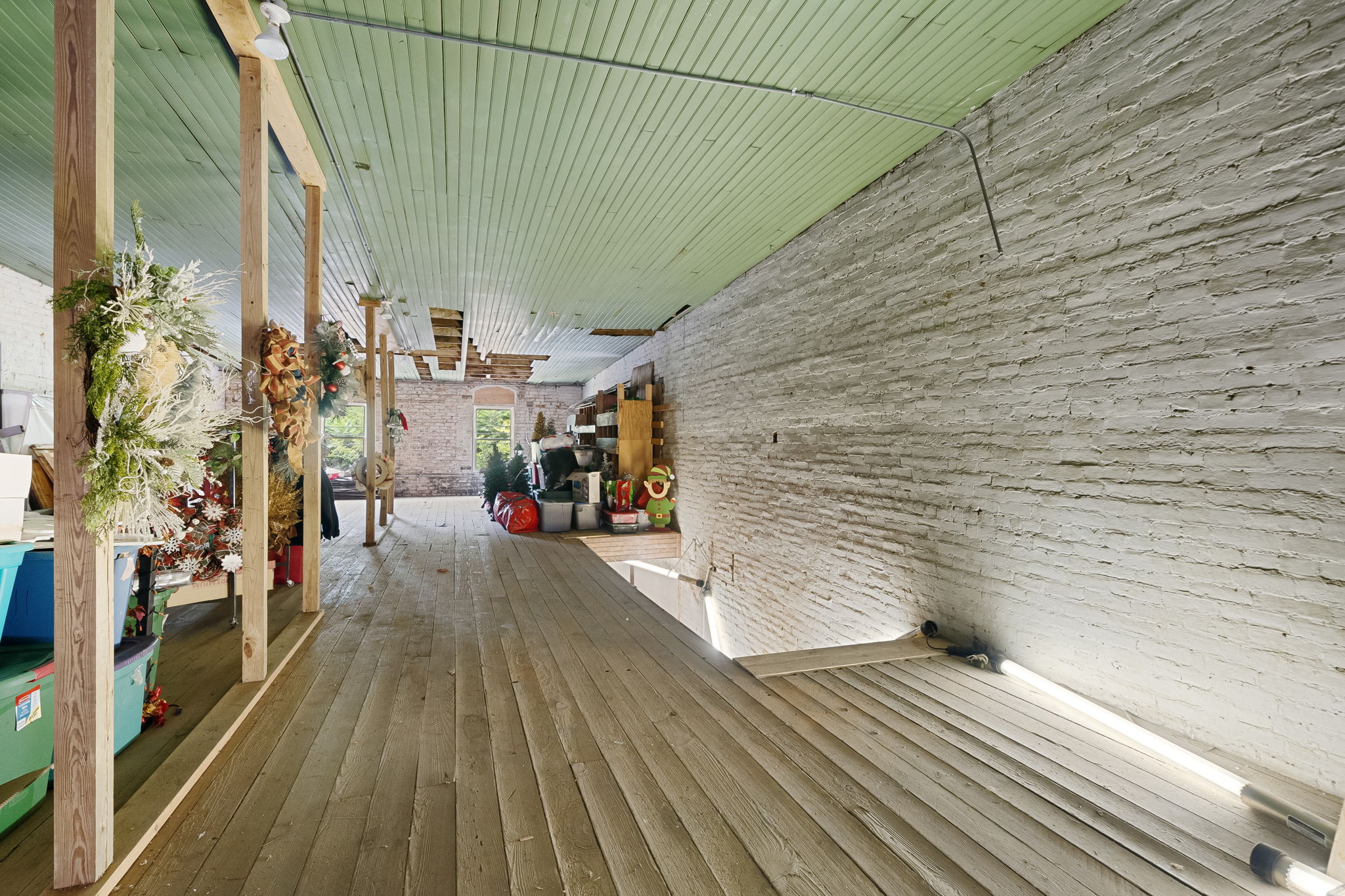 upstaris storage or 2nd living space