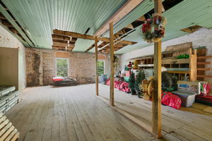 upstaris storage or 2nd living space