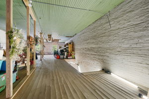 upstaris storage or 2nd living space