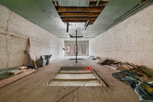 upstaris storage or 2nd living space