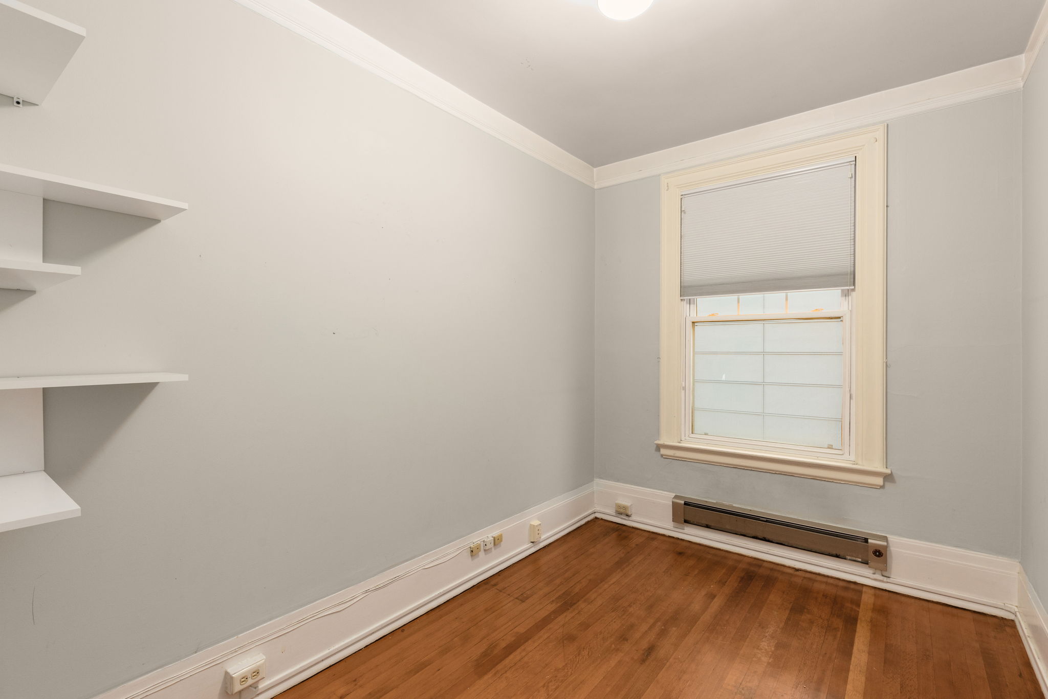 2nd, smaller bedroom w/ closet